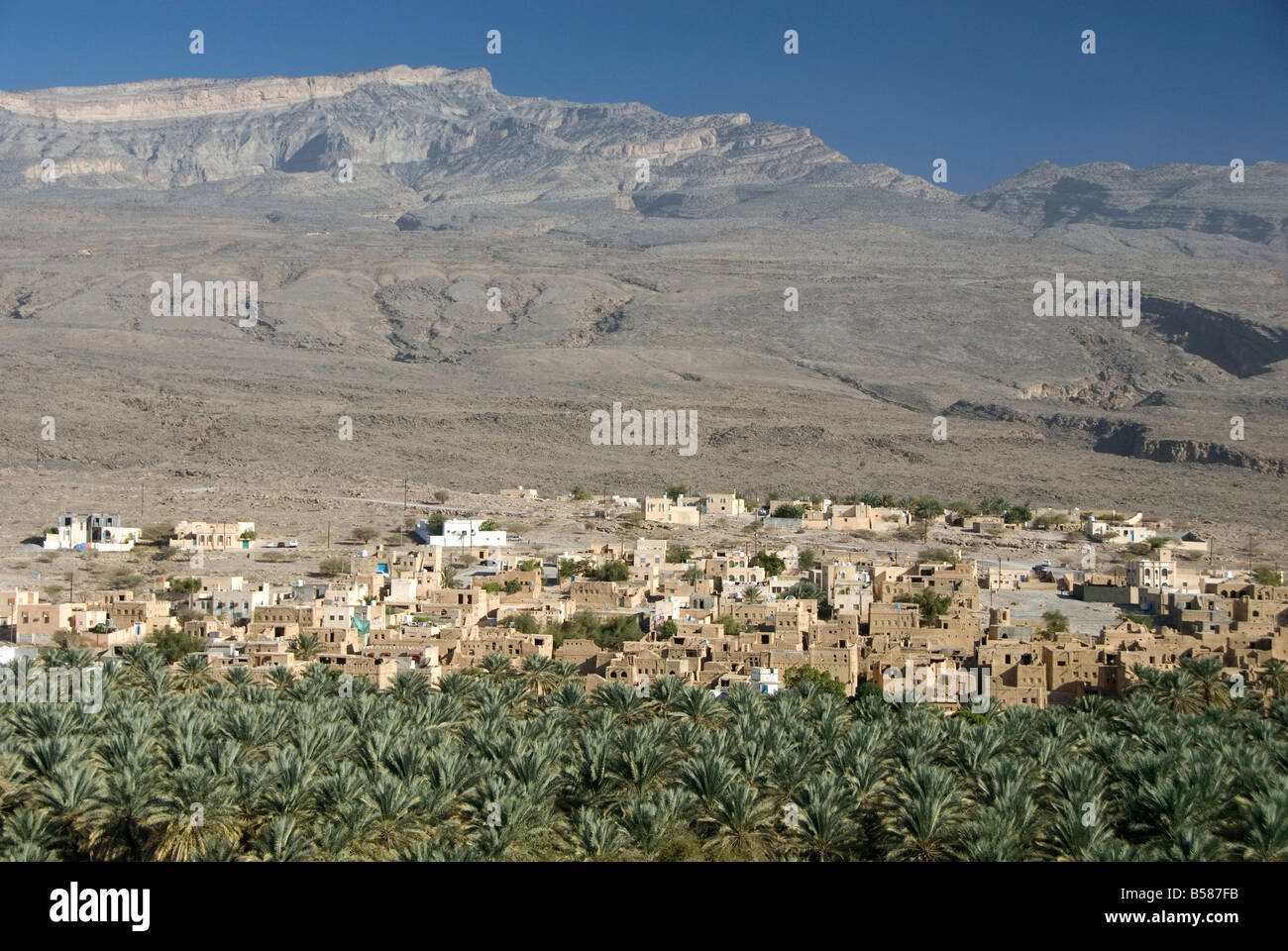 Kleine Stadt neben seiner bewässerten Palmery, Al Hamra, am Fuße des Berges Jabal Akhdar, nördlichen Oman, Naher Osten Stockfoto