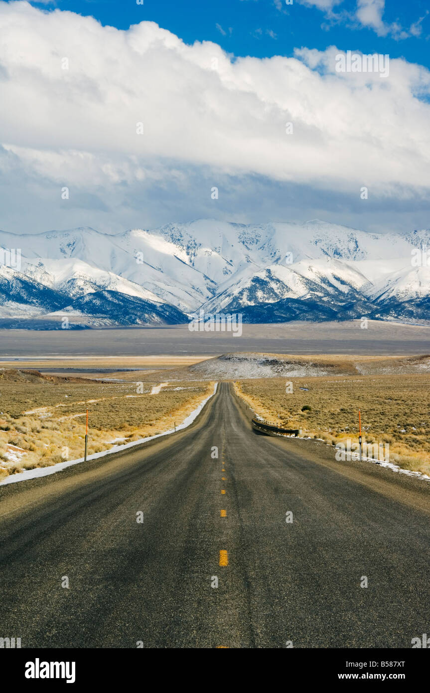 Ein nie endender geradeaus auf US Route 50, die einsamste Straße in Amerika, Nevada, Vereinigte Staaten von Amerika, Nordamerika Stockfoto