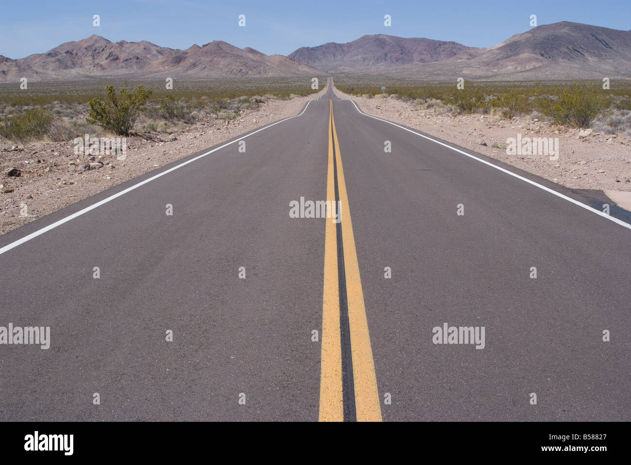 Straße, Death Valley Nationalpark, Kalifornien, Vereinigte Staaten von Amerika, Nordamerika Stockfoto