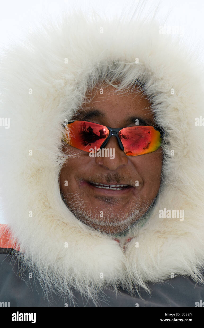 Inuit-Jäger Jake Awa von Pond Inlet trägt einen traditionellen Parka Kapuze ist mit Eisbär Fell getrimmt. Stockfoto