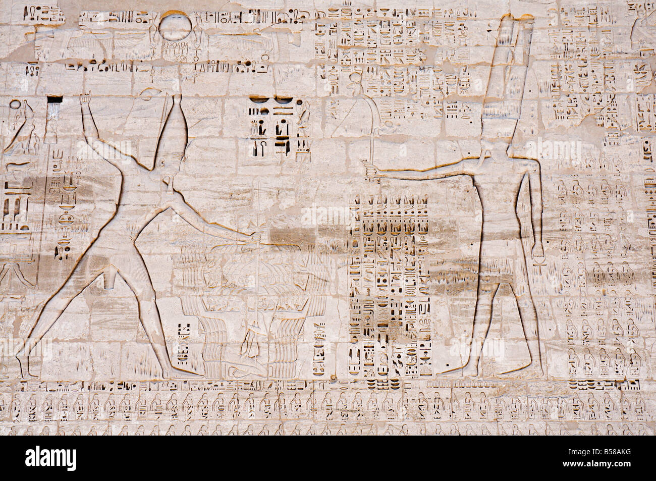 Riesige Erleichterung von Ramses III, Südturm des ersten Pylon, Madinat Habu Tempel, West Bank, Theben, Ägypten, Afrika Stockfoto