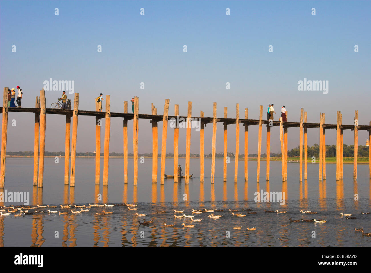 Menschen Sie Kreuzung U Bein s Brücke Taugthaman See Amarapura Mandalay Myanmar Burma Asien Stockfoto