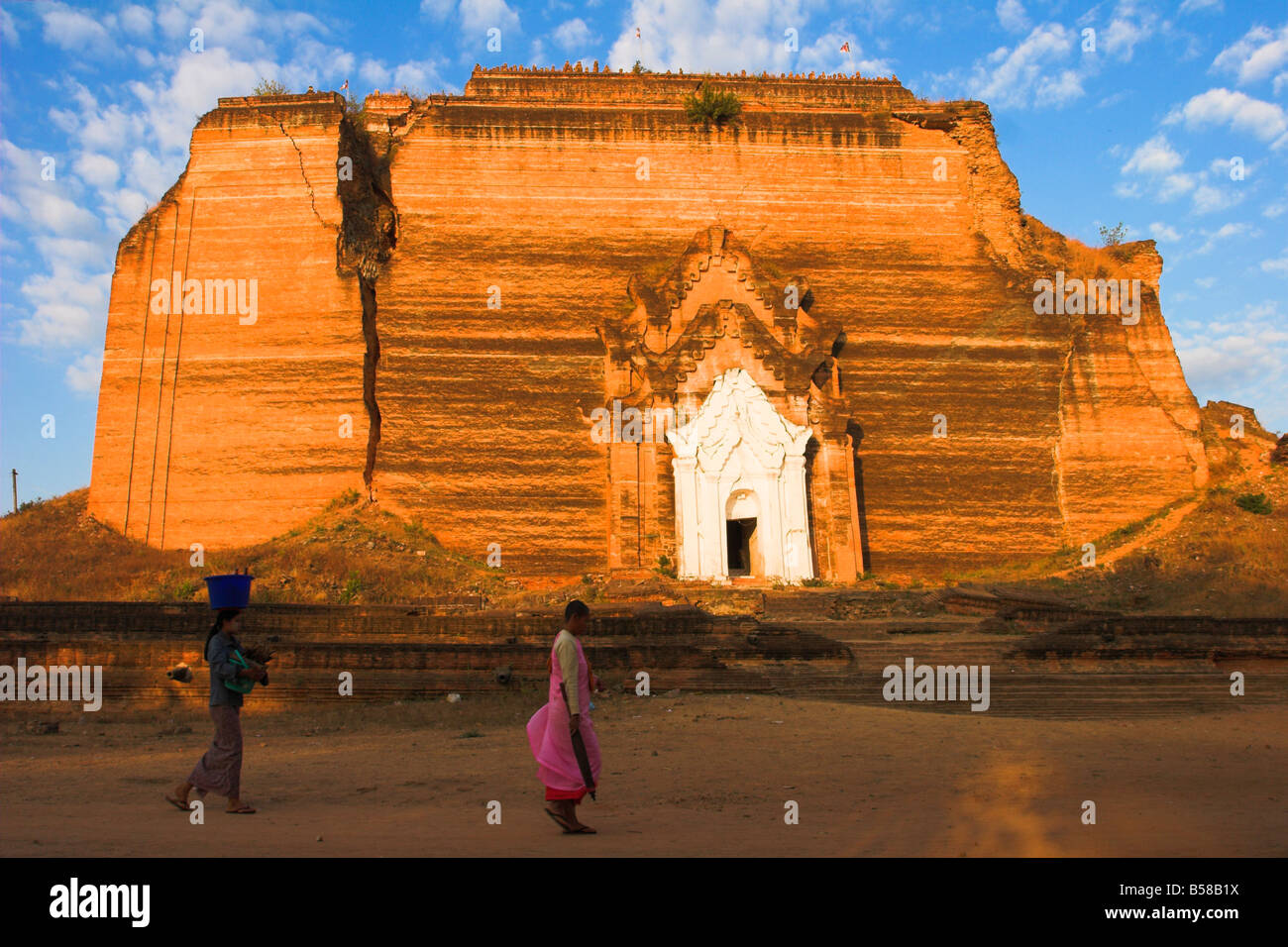 Frau und Nonne vorbeigehen Paya beschädigt durch Erdbeben Mingun Paya Mingun Mandalay Myanmar Burma Asien Stockfoto