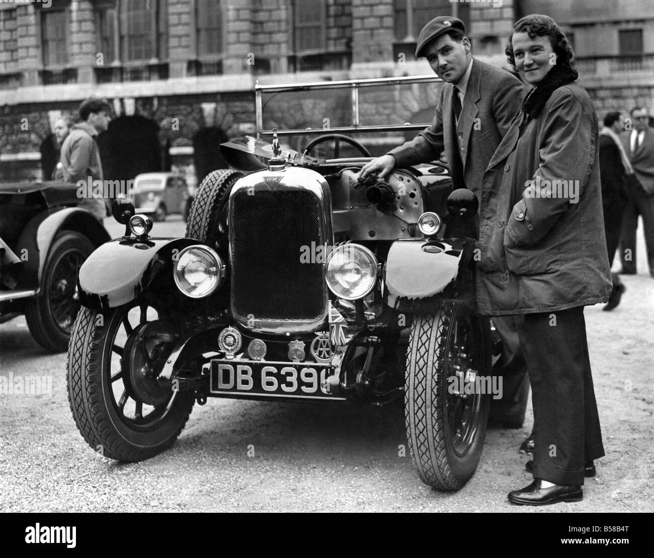 Geben Sie Mr. und Mrs Herbert J. Clarke, der Rochdale Lancashire, ihre 1925 Alvis ein Last-Minute-Check-Over vor dem Verlassen der Pferdeparade Wachen für die erste Runde der Reise nach Liverpool, wo die Autos in der 'Parthien' geladen werden. April 1957 P005865 Stockfoto