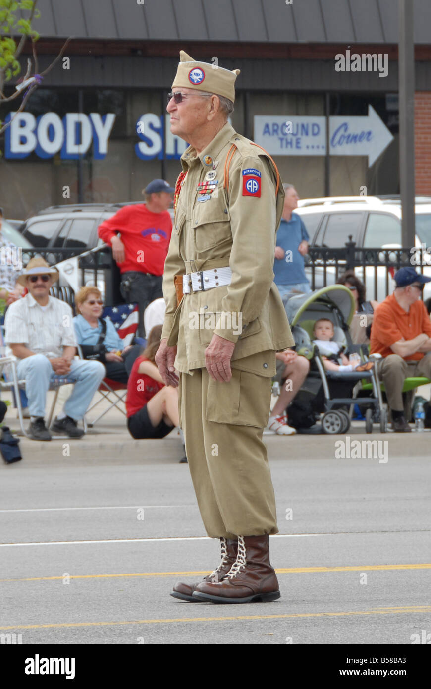 Ein alter Kriegsveteran marschiert in einer Memorial Day Parade. Stockfoto