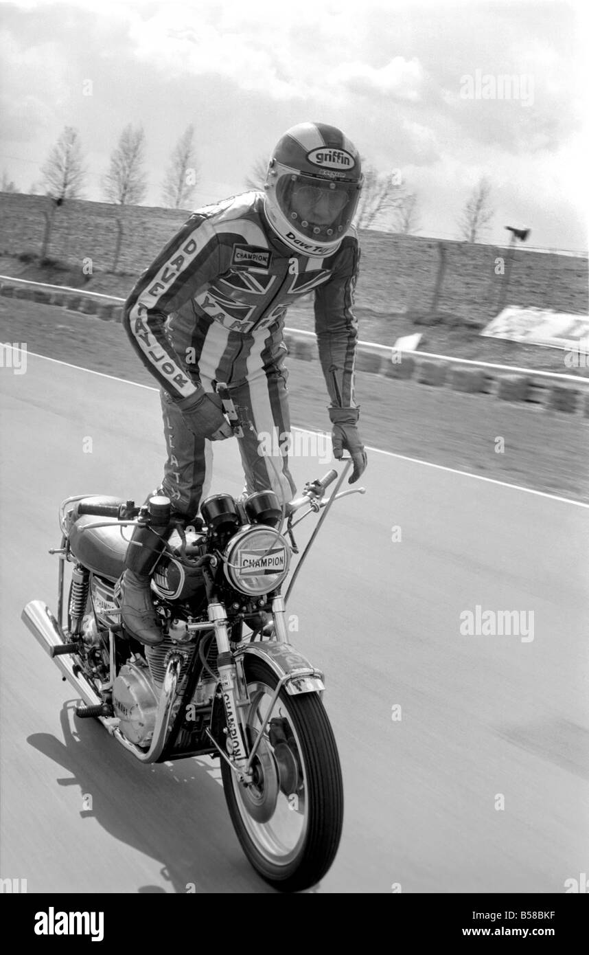 Motorrad Stunt: Dave Taylor lebt in Barnhurst in der Nähe von Bexley Kent. Er ist verheiratet und hat drei Kinder. Dave ist einen Tank Stand auf 90 mph entlang der Veredelung gerade in Brands Hatch Rennstrecke durchführen. Dies war ein langsames laufen. Er hat dies bei über 100 mph April 1977 77-02121-007 getan Stockfoto