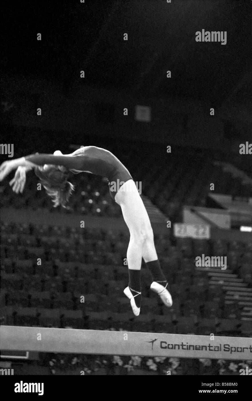 Konkurrenten im Wettbewerb Champions alle Gymnastik im Wembley-Stadion. Abschluss ihrer Strahl Übungen hier gesehen... April 1977 Stockfoto