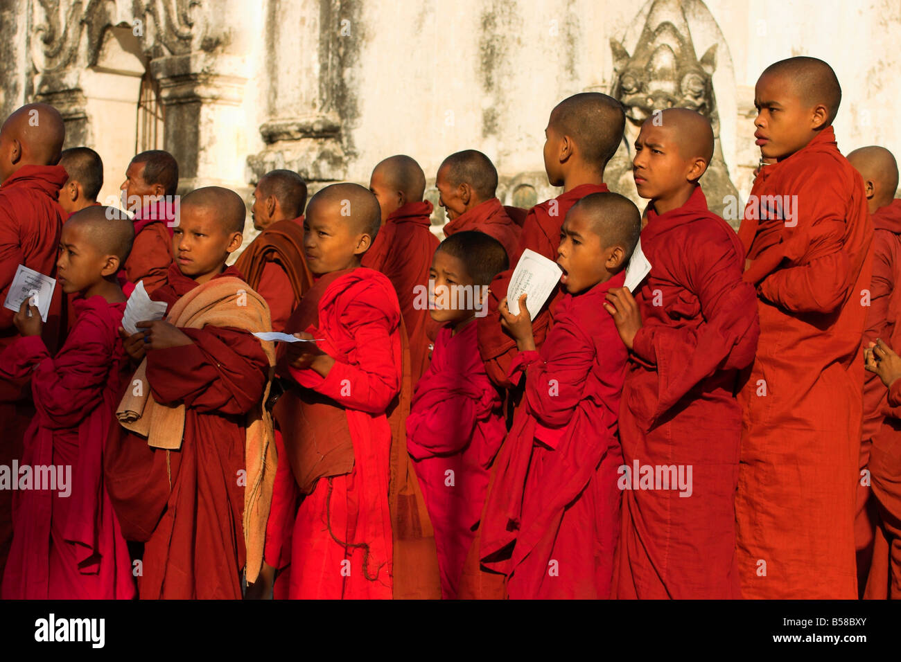 Mönche Waitng in einer langen Schlange um Almosen, Ananda Festival, Ananda Pahto (Tempel), sammeln Old Bagan, Bagan (Pagan), Myanmar (Burma) Stockfoto