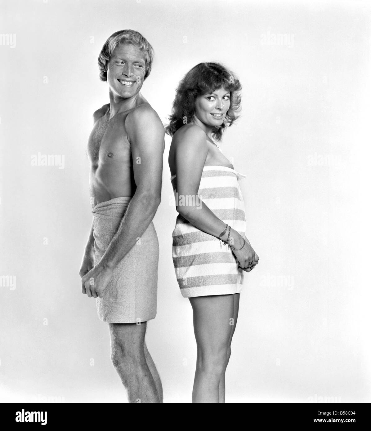 Modelle stellen schüchtern zu zweit im Studio August 1977 77-04388-009 Stockfoto