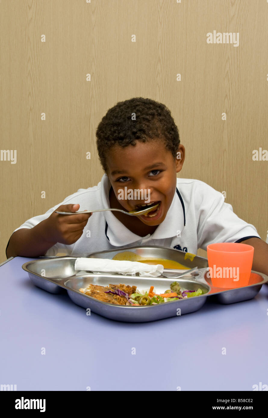 Baby Boy haben ein gesundes ausgewogenes Mittagessen in seinem Kindergarten Schulküche Stockfoto