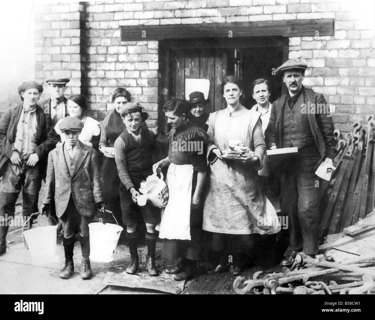 Verwandte mit kläglichen bündeln von Nahrung für die schlaue Jungs, die nie in der Montagu Grube Katastrophe 1925 gerettet werden Stockfoto