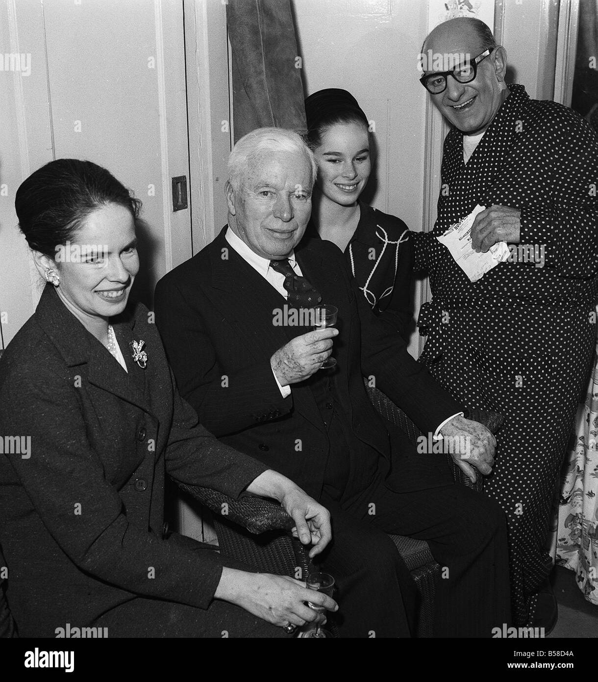 Charlie Chaplin mit seiner Frau Oona Chaplin Tochter Geraldine Chaplin und Bud Flanagan die verrückte Bande 1961 Stockfoto