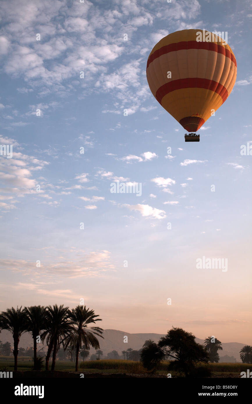 Heißluftballons weiter Touristen Flüge am frühen Morgen über dem Tal der Könige, Luxor, Ägypten, Nordafrika, Afrika Stockfoto