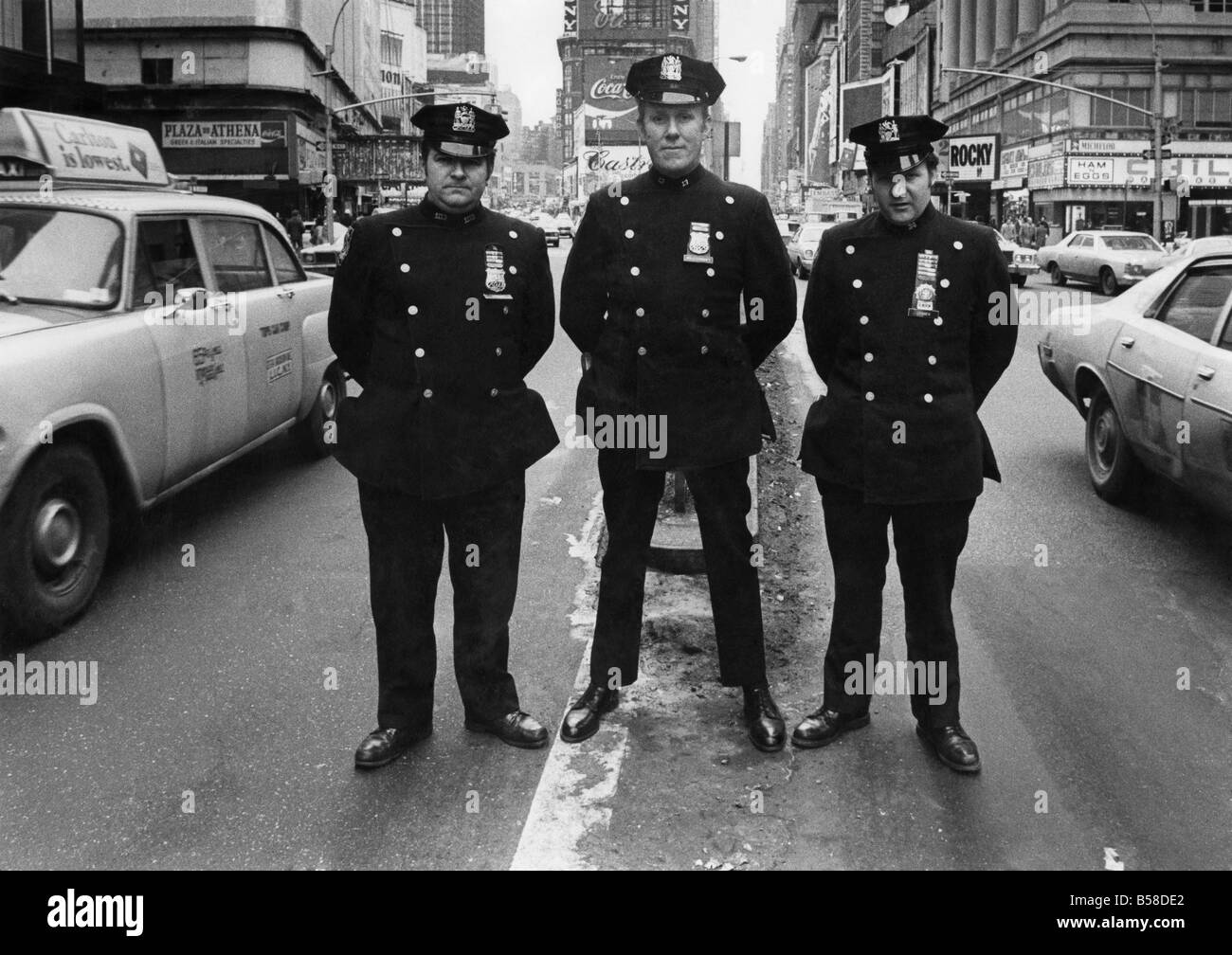 Dave Goddard, John Wollestencraft und San Gribben. Die drei Engländer in New York Police Department, dienen, die der Königin ein silbernes Jubiläumsgeschenk aus Amerika schicken werden. Februar 1977 P005822 Stockfoto