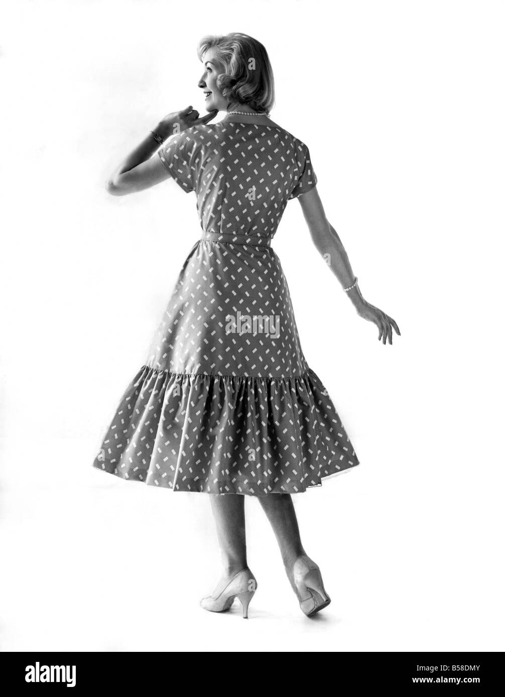 Kleidermode 1958. Audry Wayne Modellierung eine Muster Kleid mit Rüschen  Rock. Juli 1958 P006900 Stockfotografie - Alamy