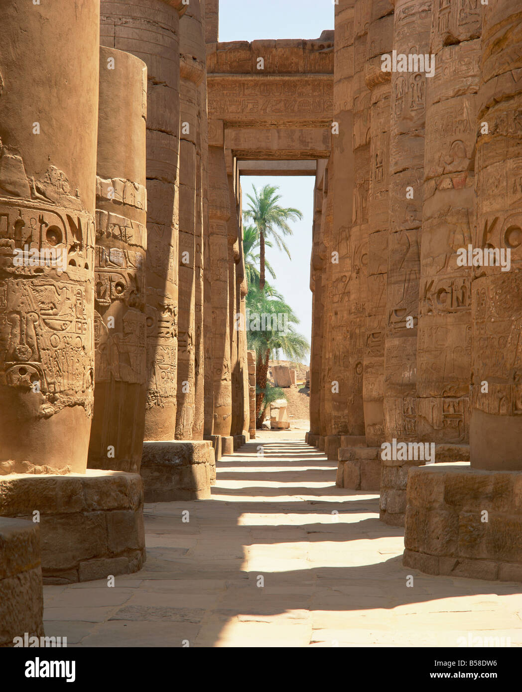 Spalten mit Hieroglyphen in die große Hypostyle Halle Tempel von Karnak Theben Ägypten G Hellier Stockfoto