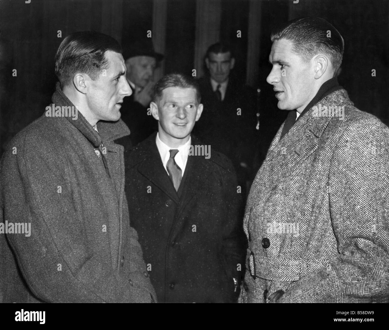 George Swindin (links) Torwart des FC Arsenal, und Ted Ditchburn, Spurs Torwart, in Konferenz außerhalb des Hauses. Diese beiden werden gegen Torhüter in die dritte Runde-Cup-Spiel in Highbury, zum ersten Mal treffen in den Kelch der beiden Mannschaften. Im Zentrum ist Chris Llyod, Fulham zurück. Dezember 1948 P007034 Stockfoto