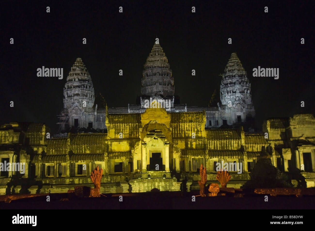 Tempel von Angkor Wat in der Nacht beleuchtet für eine spezielle Licht-Show, Angkor, Südost-Asien, Indochina, Siem Reap, Kambodscha Stockfoto