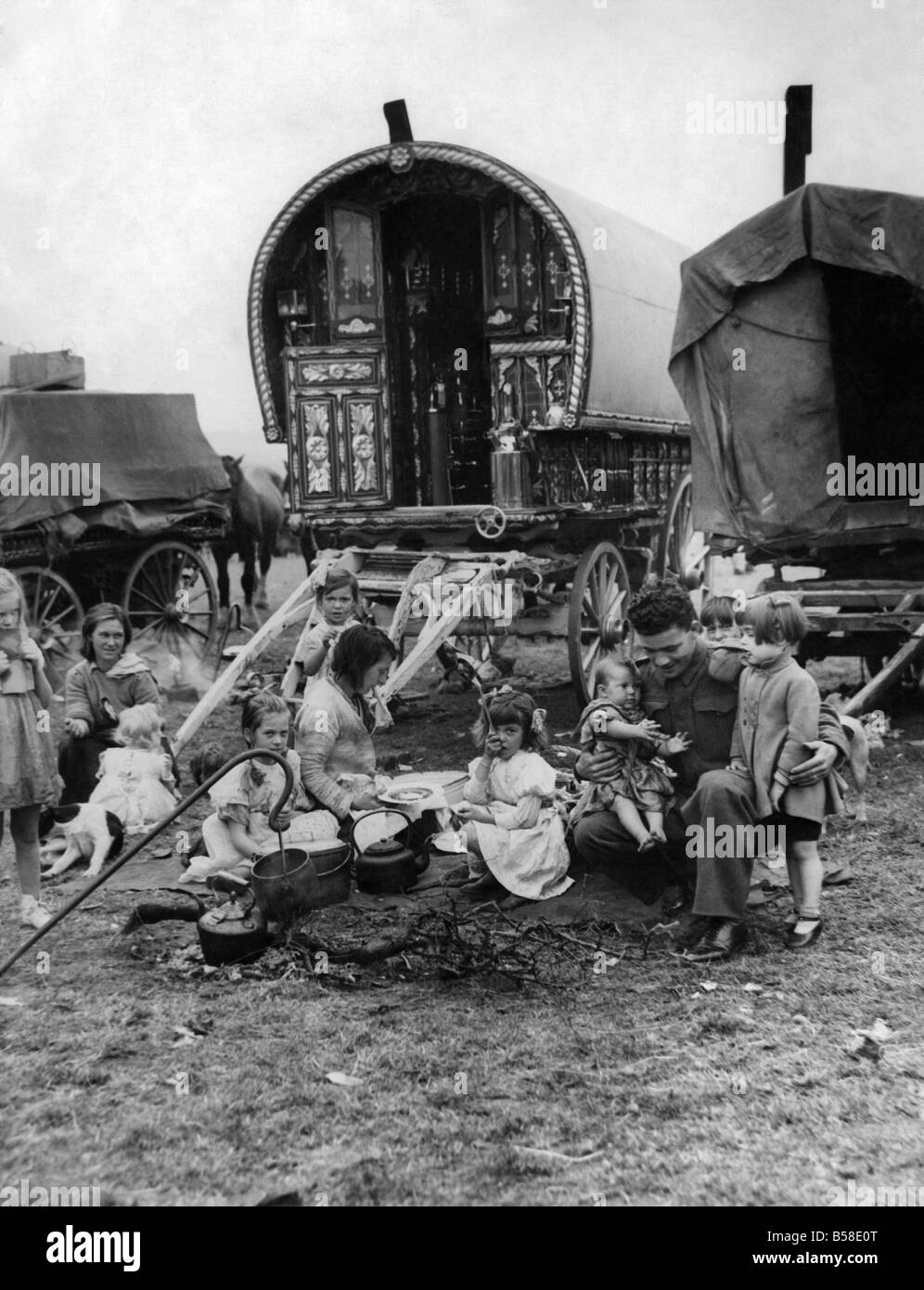 Zigeuner-Lager. Ein Soldat spielt mit den Kindern in einen Zigeuner Campon Rückkehr aus der Westfront.  Januar 1945 P007191 Stockfoto