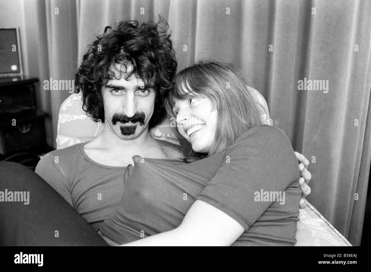 Frank-Zappa-Komponist und Musiker und Frau Gail. Januar 1971 71-00141-002 Stockfoto