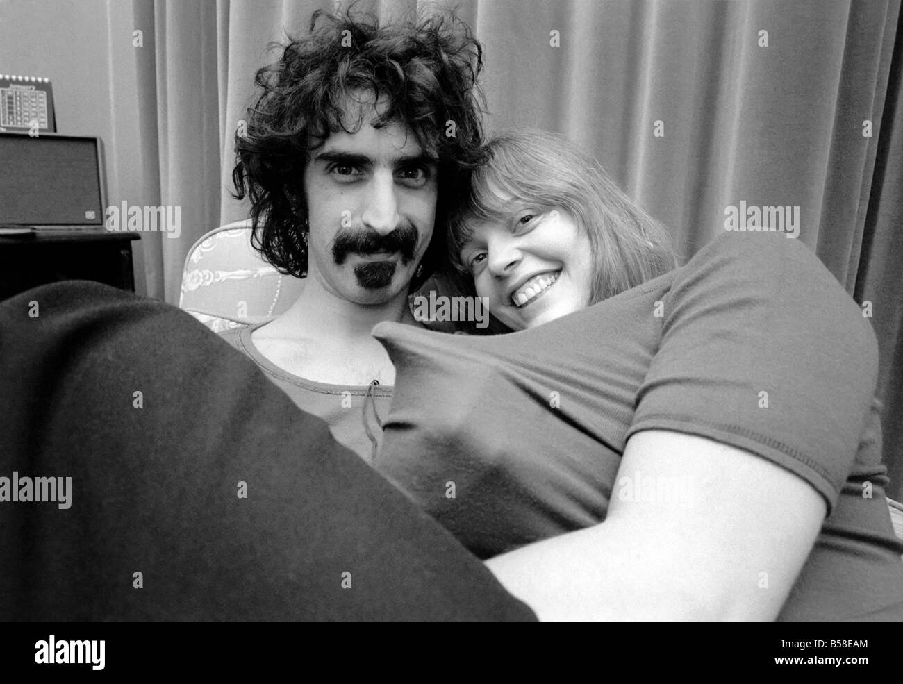 Frank-Zappa-Komponist und Musiker und Frau Gail. Januar 1971 71-00141-003 Stockfoto