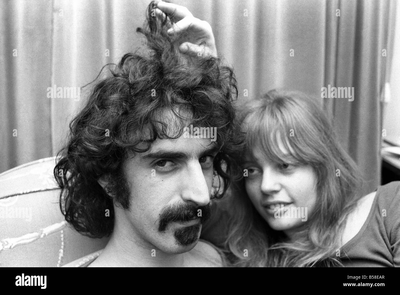 Frank-Zappa-Komponist und Musiker und Frau Gail. Januar 1971 71-00141-004 Stockfoto