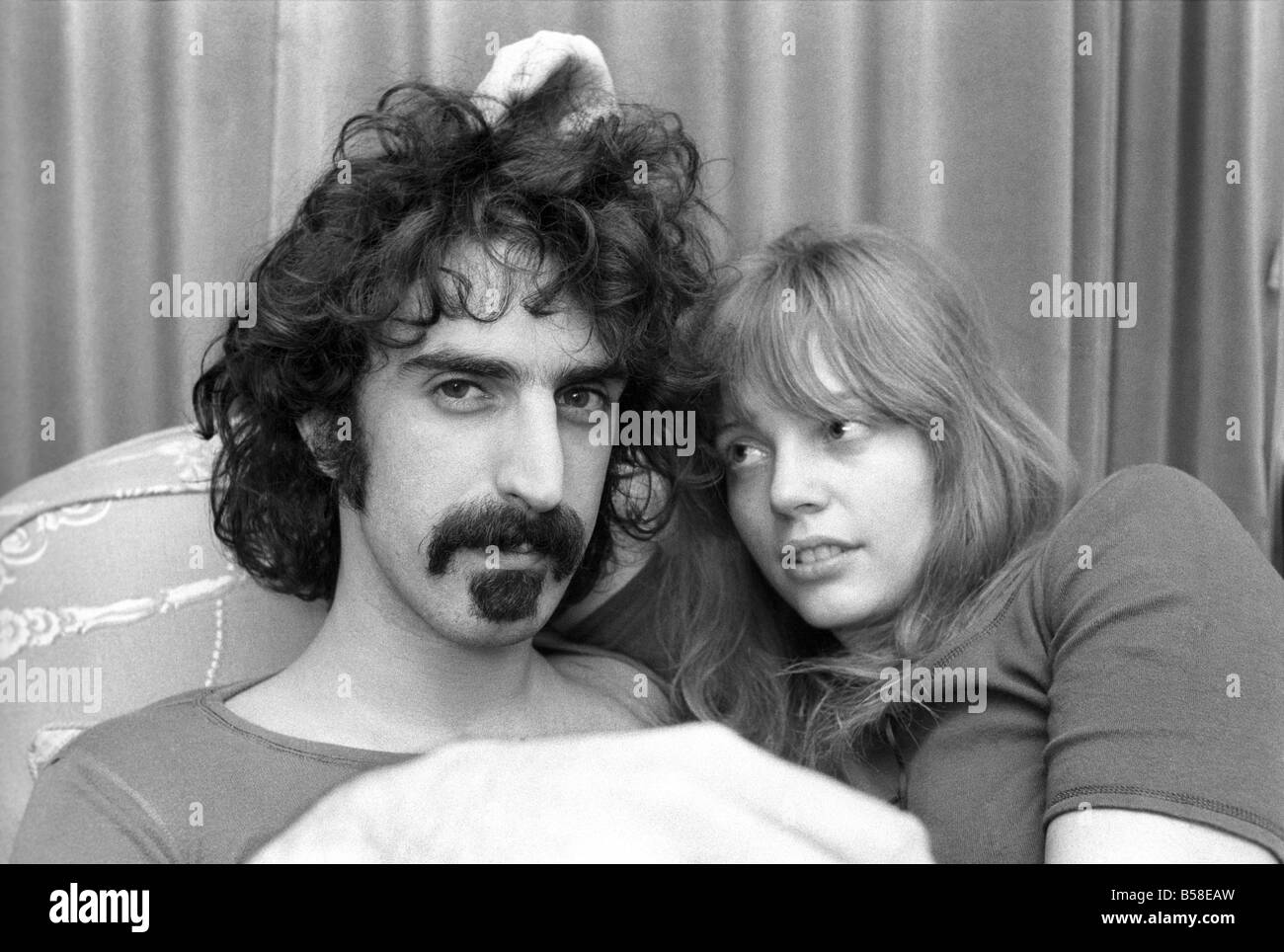 Frank-Zappa-Komponist und Musiker und Frau Gail. Januar 1971 71-00141-005 Stockfoto