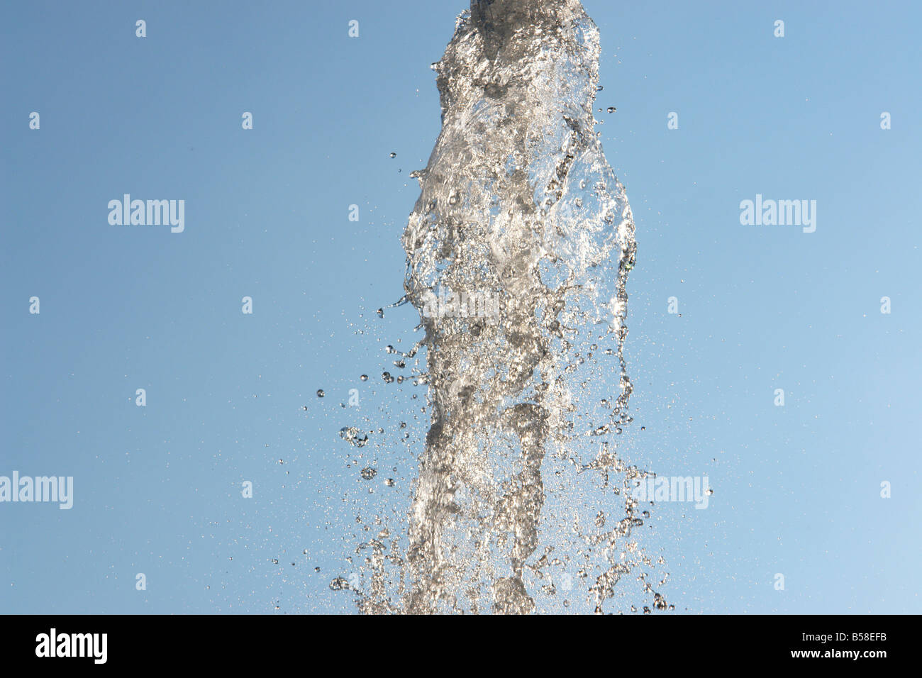 frisches Wasser kommt aus einem Brunnen Stockfoto