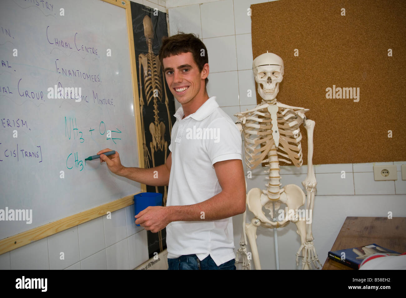 Männliche Teenager-Studentin schreibt am Whiteboard im Klassenzimmer organische Chemie Wissenschaft Stockfoto