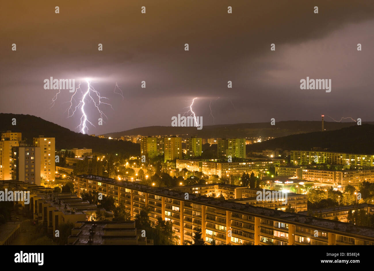 Sturm auf die Stadt bei Nacht Stockfoto