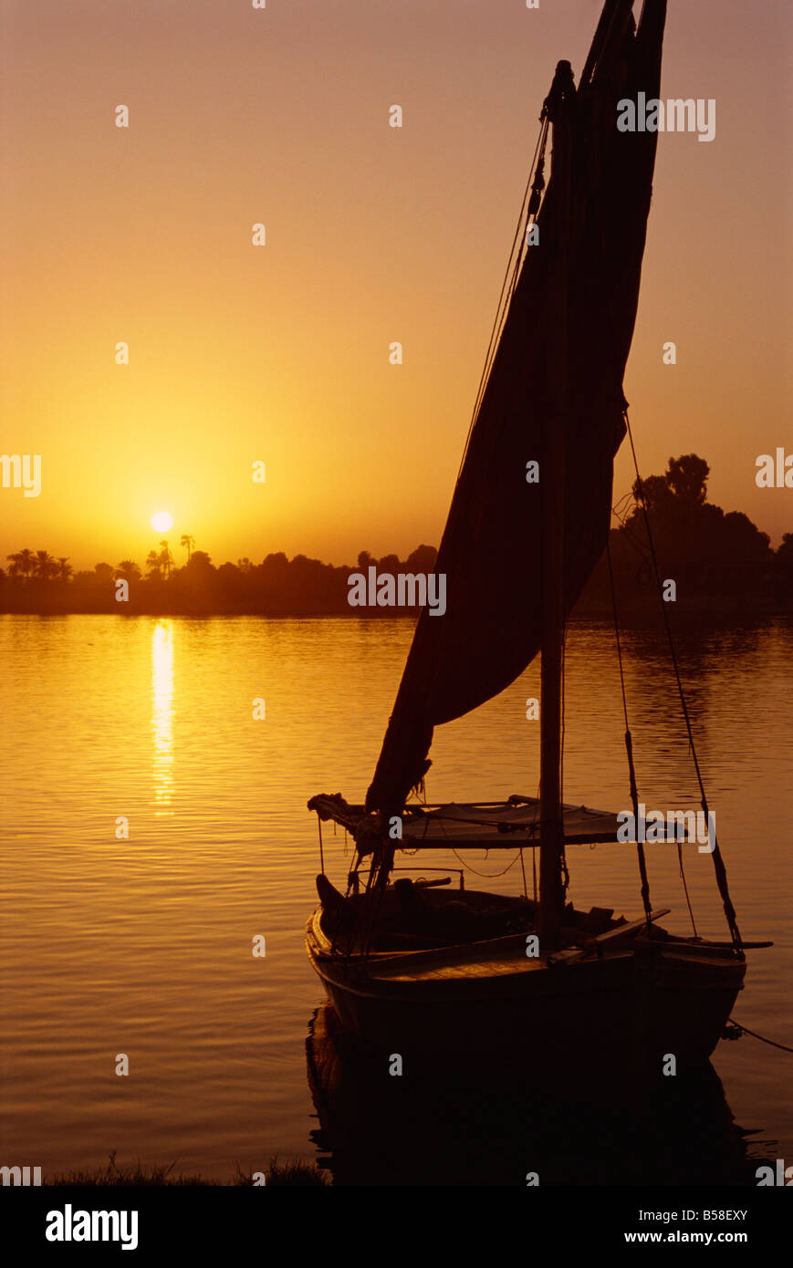 Sonnenuntergang am Nil Luxor Ägypten Nordafrika Afrika Stockfoto