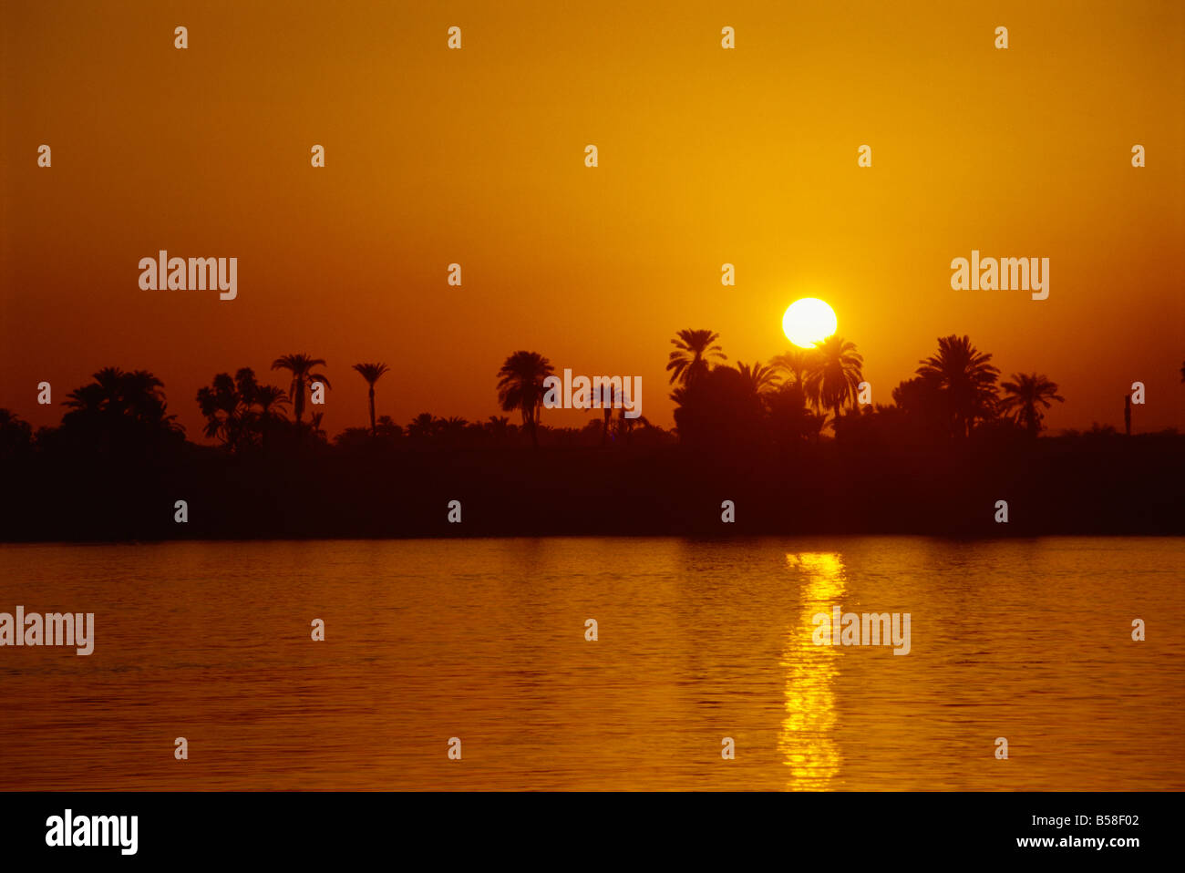 Sonnenuntergang am Nil Luxor Ägypten Nordafrika Afrika Stockfoto