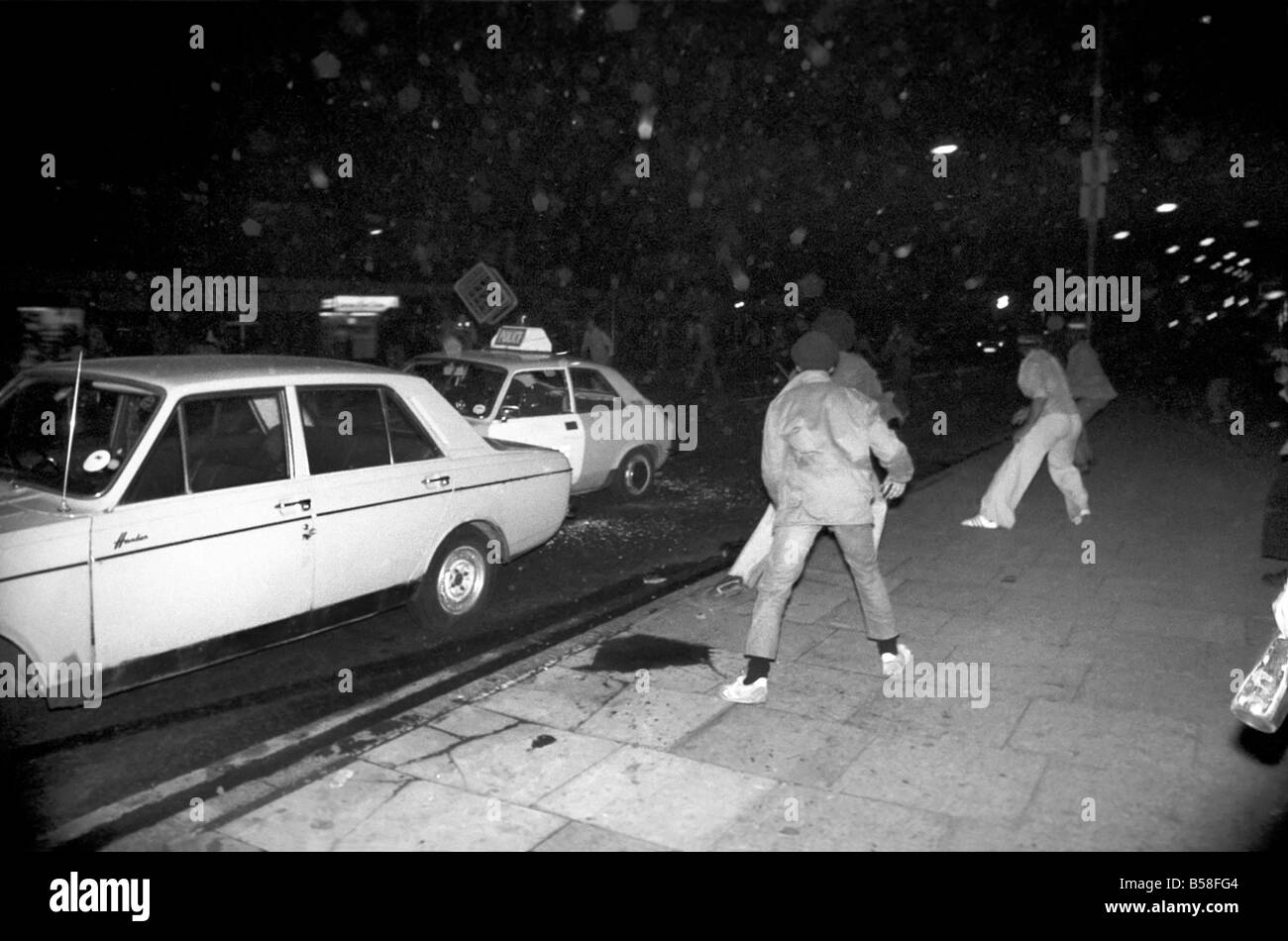 Die Birmingham Aufstände. Demonstranten zerschlagen Polizeiautos nach Front National Meeting in Birmingham heute Abend (Montag) als Gewalt entbrannt. August 1977 77-04392-013 Stockfoto