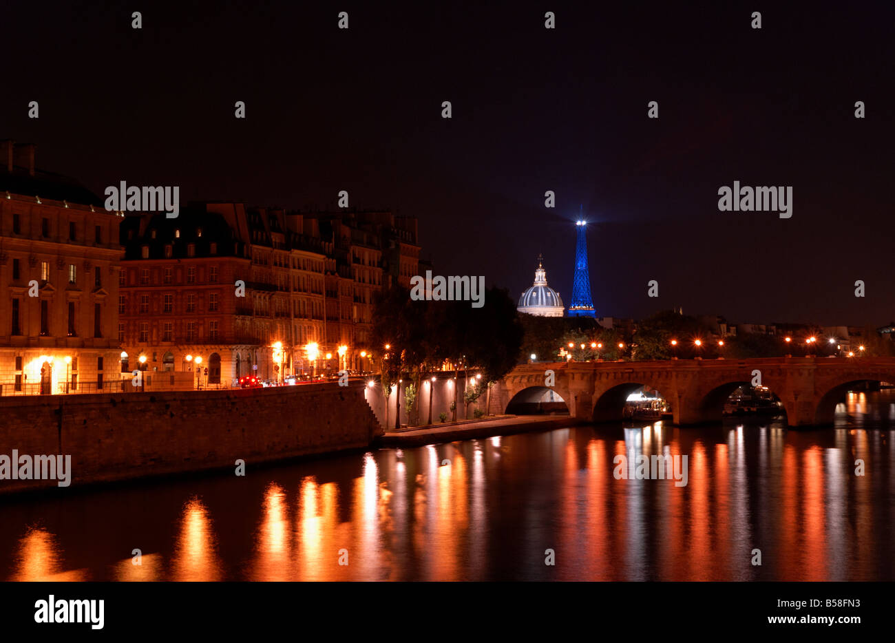 Skyline von Paris bei Nacht Stockfoto