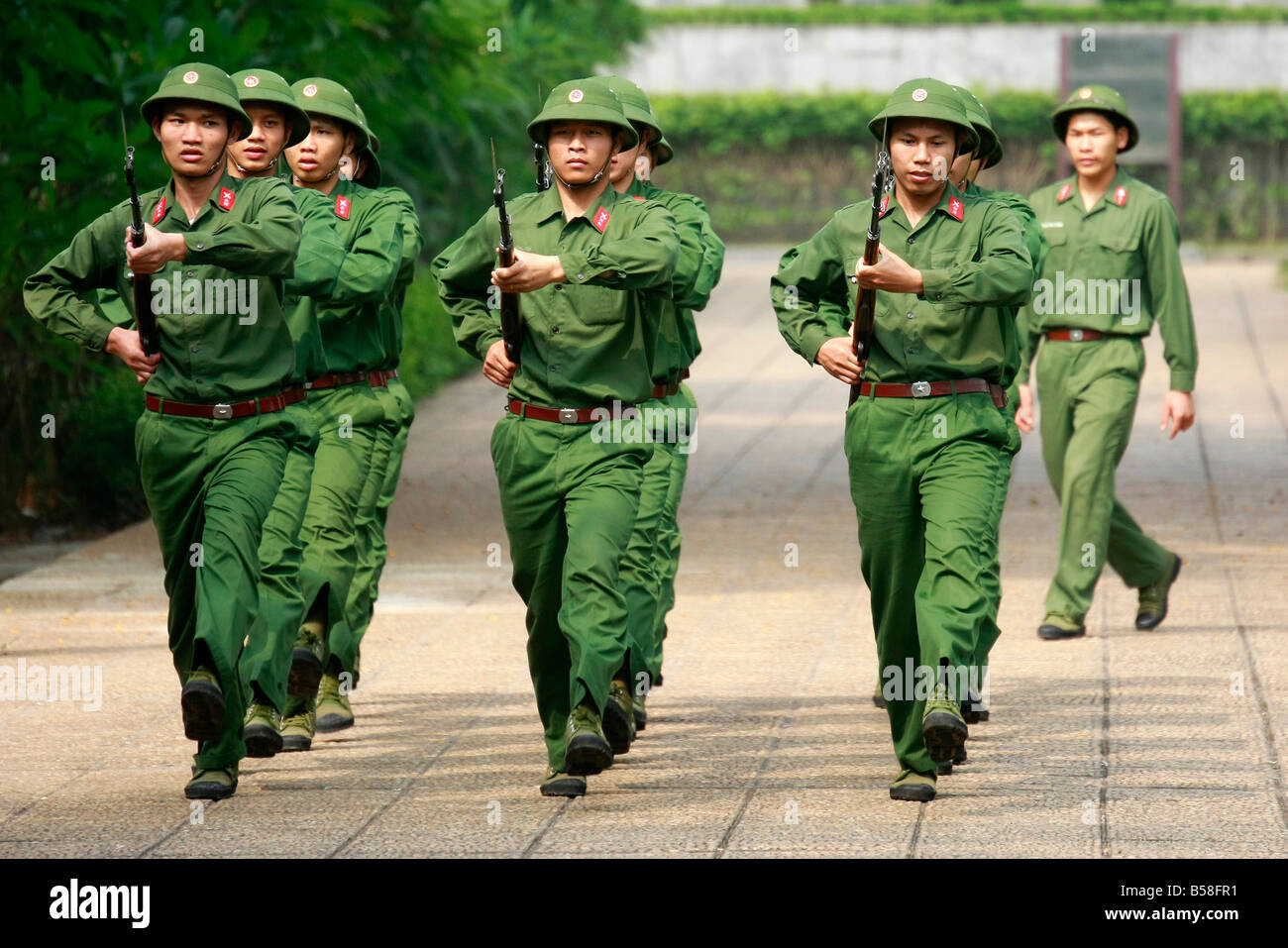 Vietnamesischen Truppen Bohren in der Nähe von Ho Chi Minh Mausoleum, Hanoi, Vietnam Stockfoto