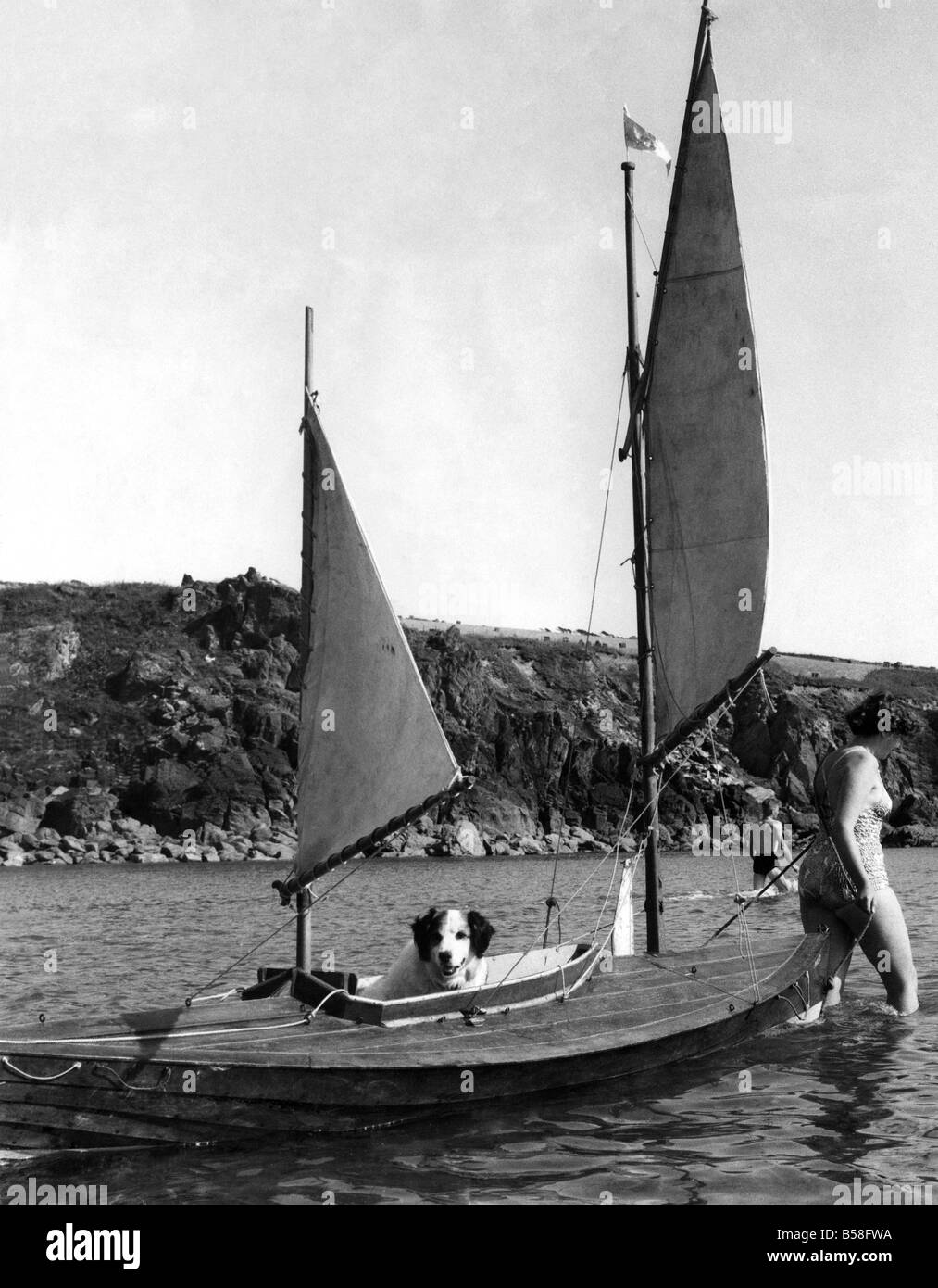 Bob, die der Hund sich allein mit dem Kanu genießt entlang durch Freund geschleppt, Valerie Westlake im Alter von 16. Juli 1955 P006448 Stockfoto