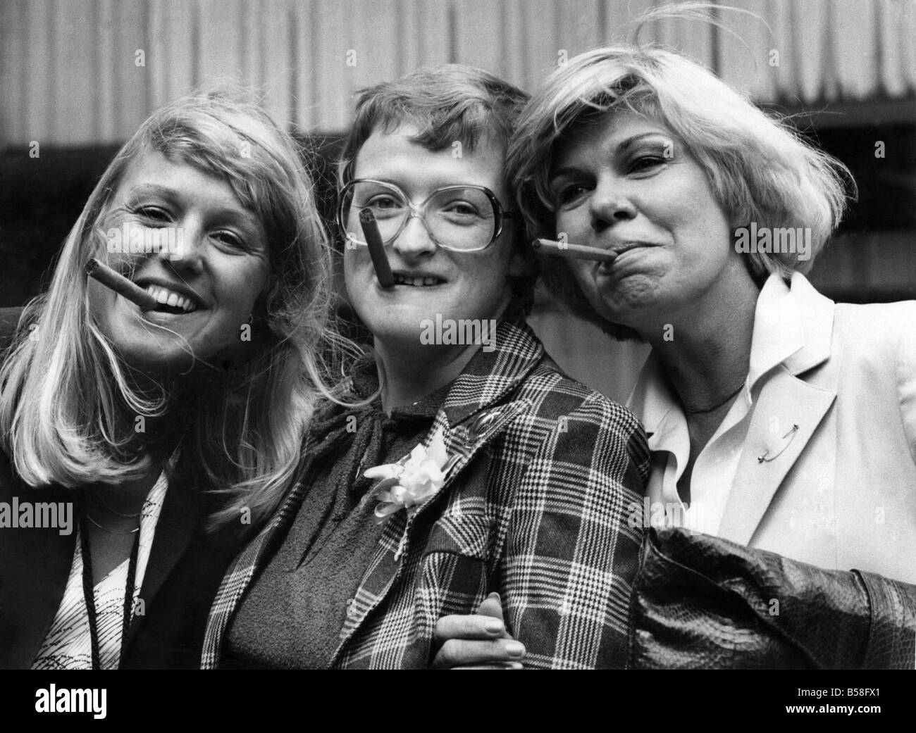 Kann es durch hart an der Spitze, aber diese drei Mädchen haben bewiesen, dass sie Gewinner sind. Am Mittwoch (17.9.80) abgeholt sie Auszeichnungen in einem Wettbewerb, der weibliche Executive des Jahres zu finden. Werbeleiter Judith Donovan (Mitte) nahm den Titel und feierte mit Zigarren alle Runde für gemeinsame Vizemeister Sue West, links, und Daphne Jones. Nach der Zeremonie in London 29-j hrige Judith, die Arbeiten für eine Mail-Order-Firma in Bradford, präzisiert Yorkshire, ihre einfache Formel für den Erfolg. ÐThe Antwort ist besser als ein Mann den Job zu tun, sagte Ðshe. September 1980 P006536 Stockfoto