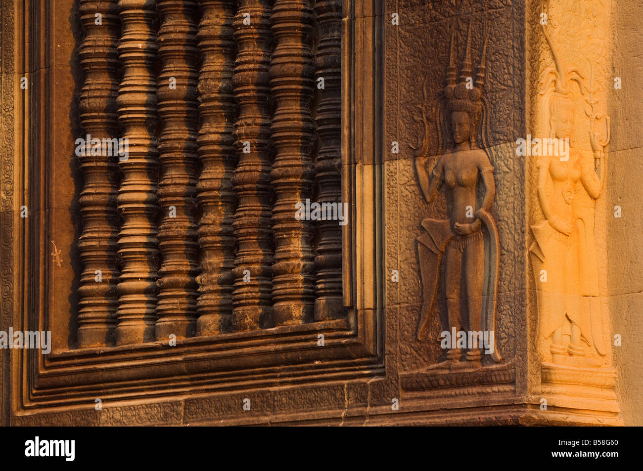 Bas-Relief Steinmetzarbeiten der Apsaras, Angkor Wat, Angkor, Siem Reap, Kambodscha, Indochina, Südost-Asien Stockfoto