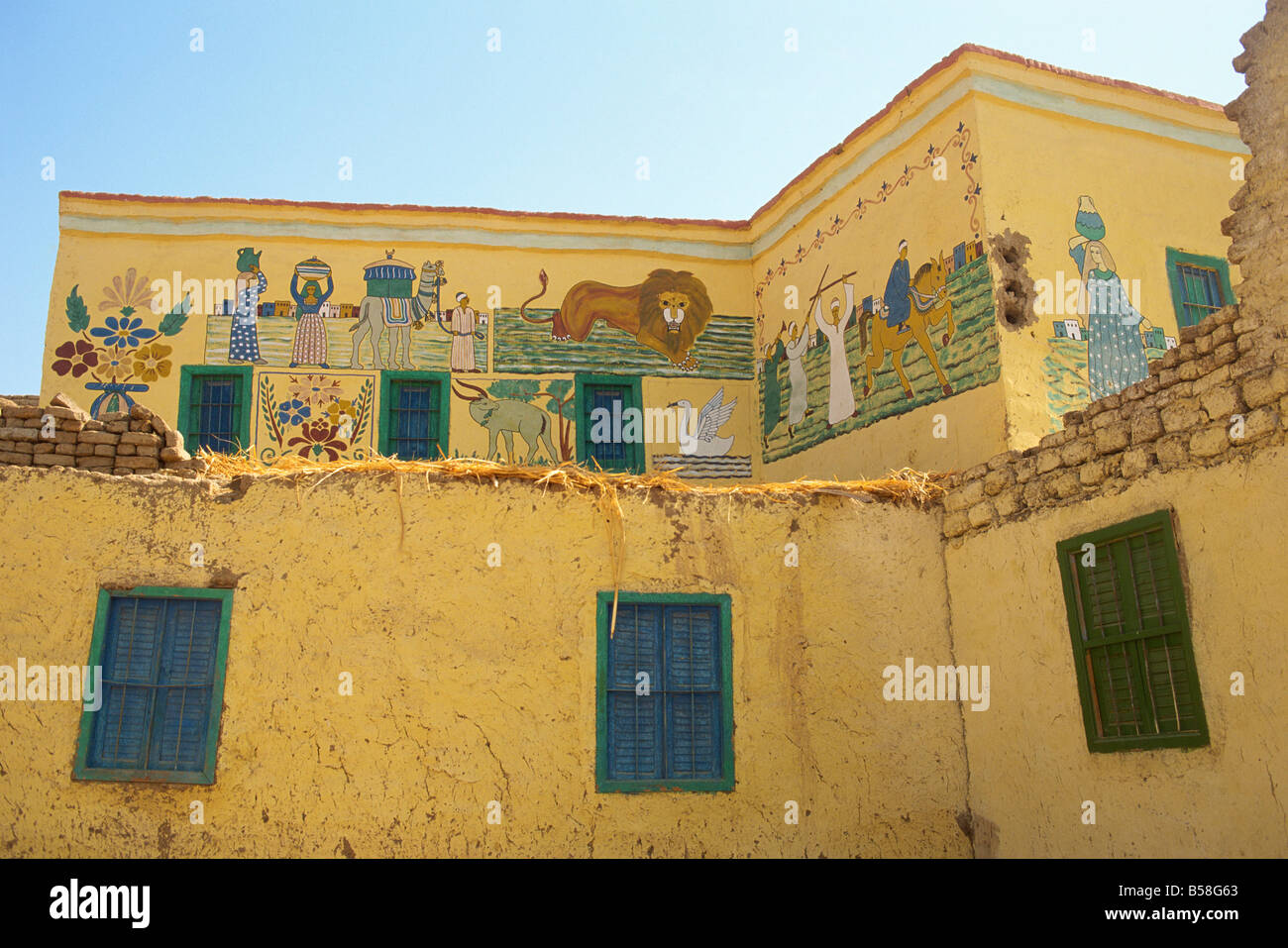 Traditionelle Architektur mit Wandmalereien, die auf einen Besuch nach Mekka, Dra Abul Naga Village, in der Nähe von Luxor, Theben, Ägypten, Nordafrika Stockfoto