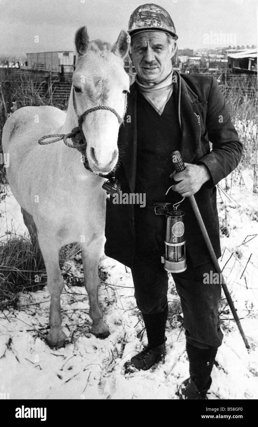 Grube stellvertretender Roy Cole, der sich nach Pit Pony Silber nach Fishburn Zeche schließt Stockfoto