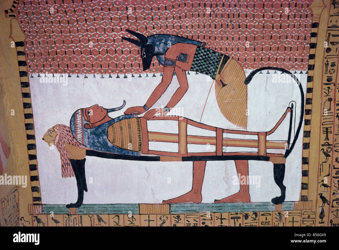 Wandbild zeigt den Gott Anubis, beugte sich über die Mumie von Ramses II., in das Grab Sinjin Deir el Medina, Theben, Ägypten, Afrika Stockfoto