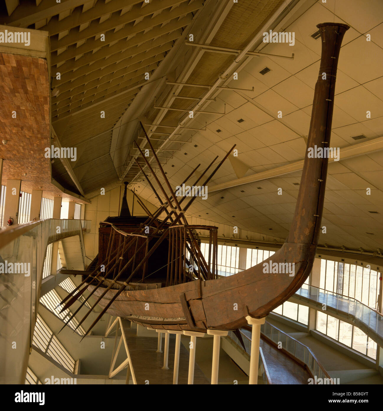 Sonne Boot ausgegraben an Stelle der Cheops-Pyramide, Gizeh, jetzt in Gizeh Museum, Kairo, Ägypten, Nordafrika, Afrika Stockfoto