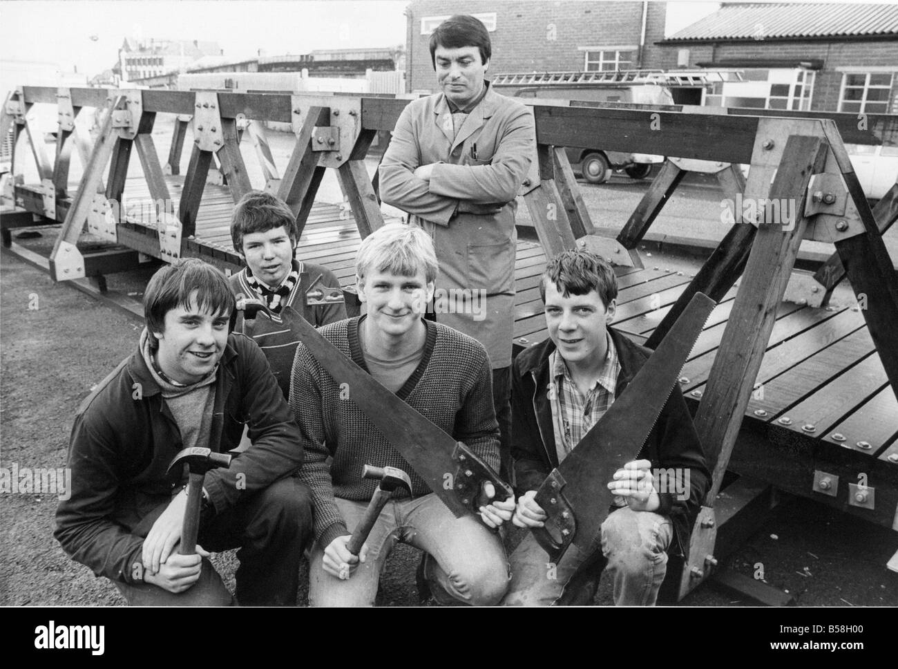 Azubi-Brückenbauer links nach rechts Gordon Frampton Kevin Hall Peter Grant und Kevin Kidger mit Supervisor John Steel bei Boldon in South Tyenside Stockfoto