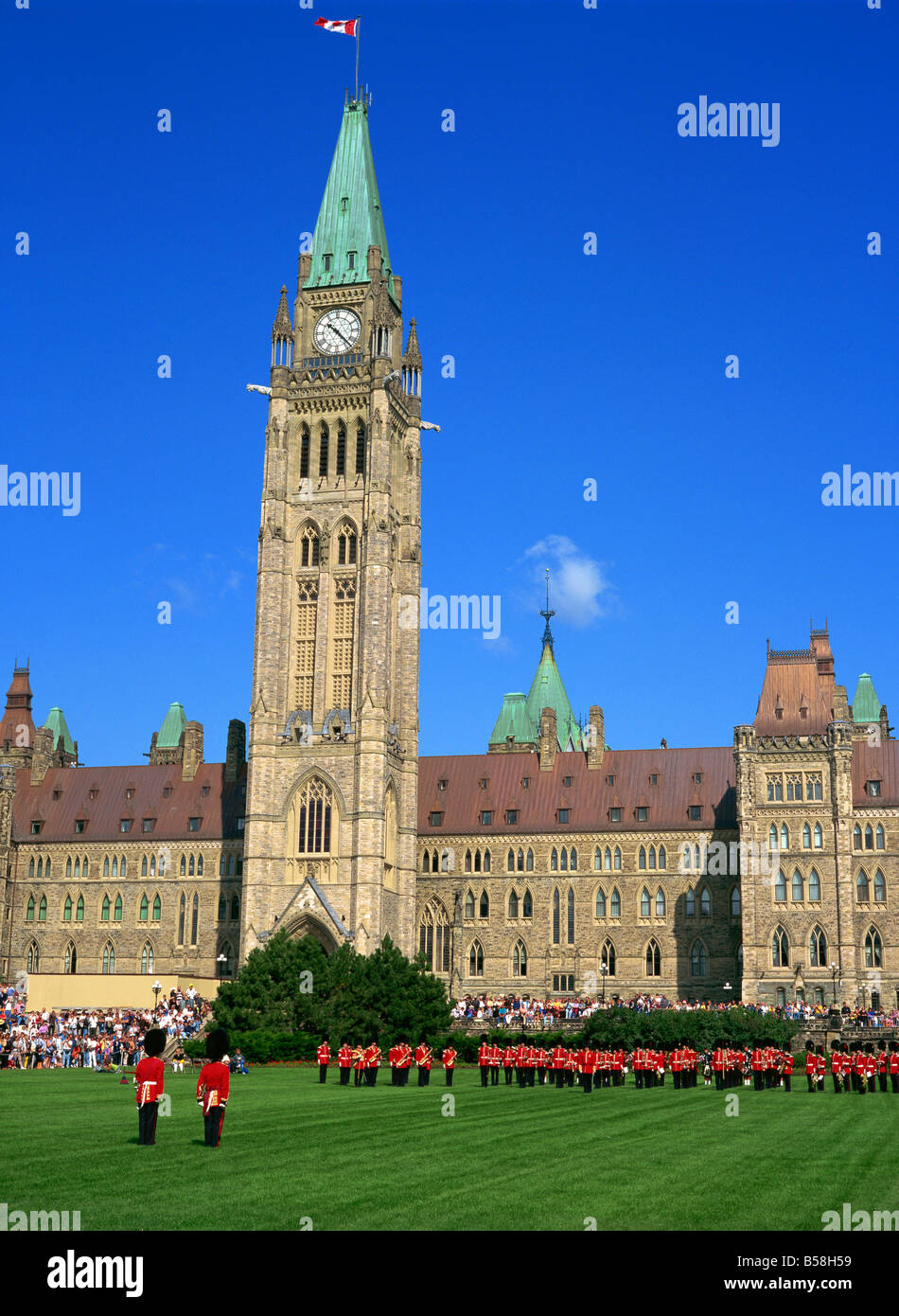 Wechsel der Wachablösung vor dem Regierungsgebäude auf dem Parlamentshügel in Ottawa, Ontario, Kanada, Nordamerika Stockfoto