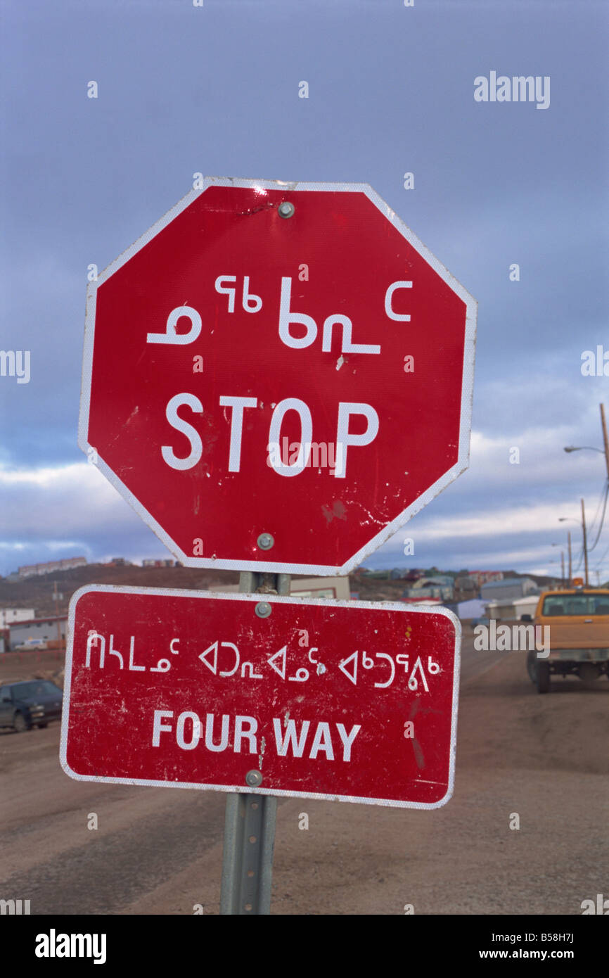 Stop-Schild in Iniktituk Sprache, Iqaluit, Baffin-Insel, kanadische Arktis, Kanada, Nordamerika Stockfoto