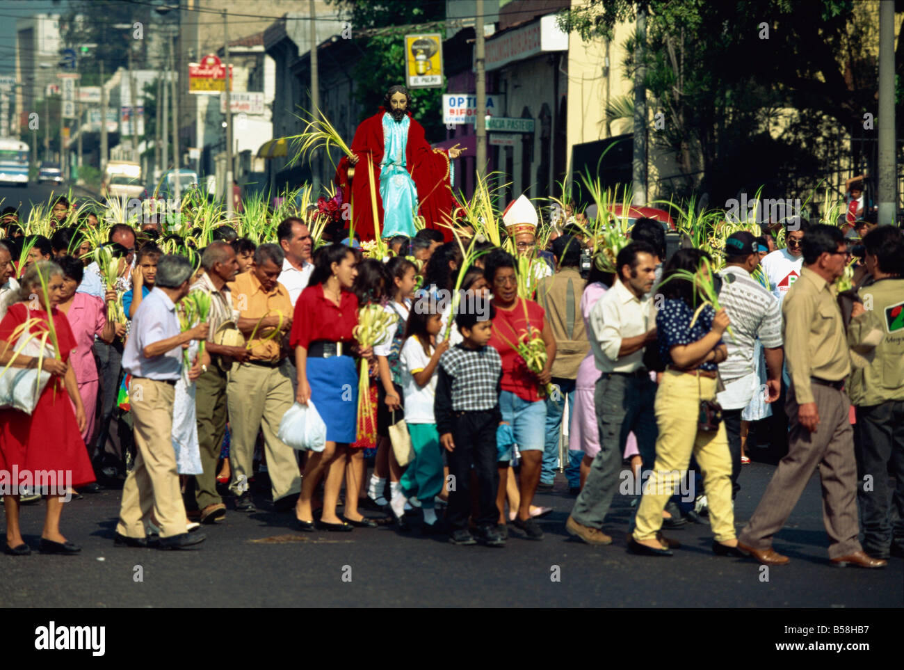 Massen von Menschen in die Palmprozession am Palmsonntag im Zentrum von San Salvador, El Salvador, Mittelamerika Stockfoto