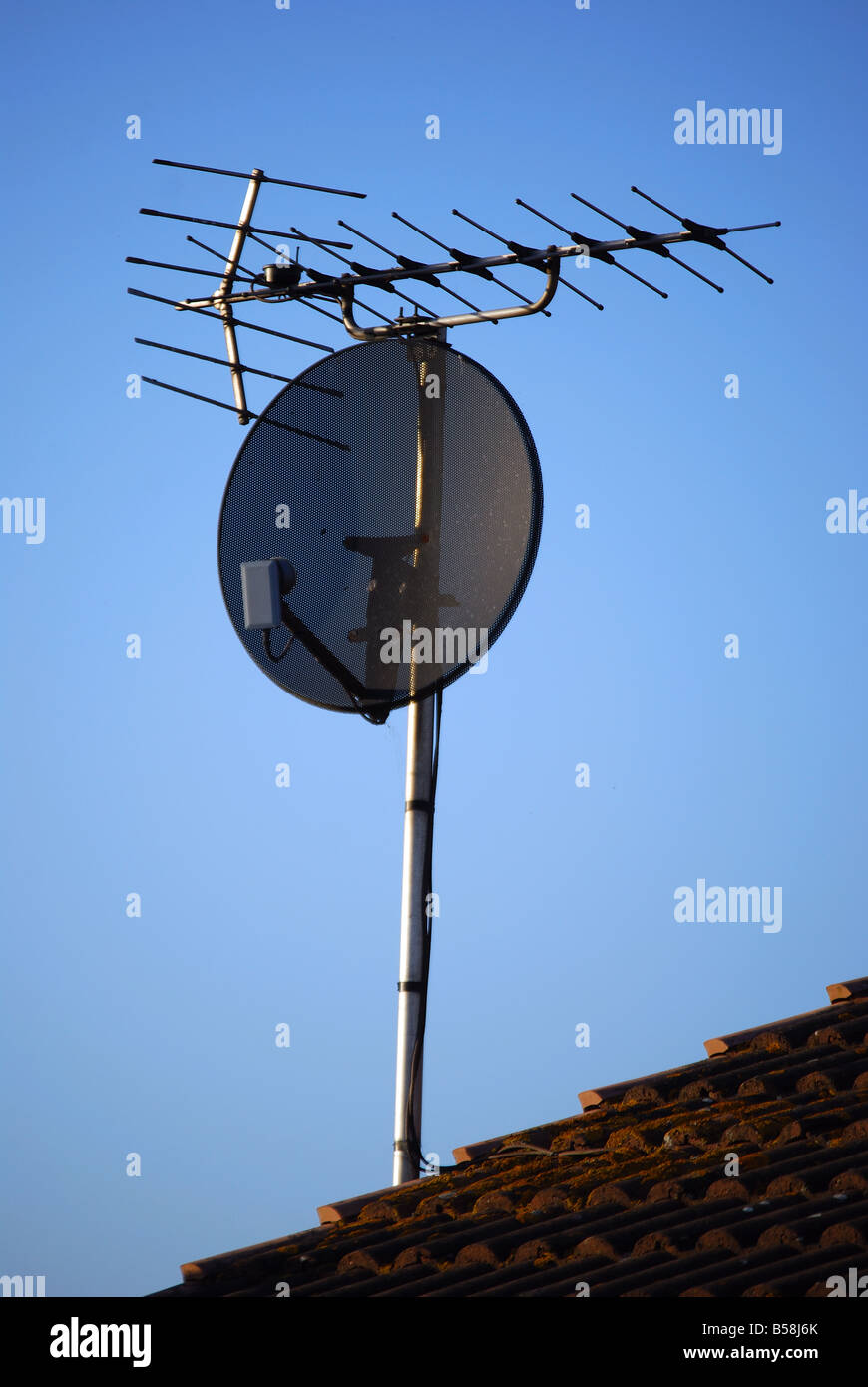 TV Antenne und Himmel Teller, Stanwell Moor, Middlesex, England, Vereinigtes Königreich Stockfoto