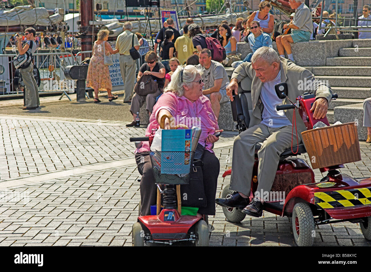 Zwei Personen mit Elektro-Roller Mobilität, Bristol Hafen-Festival zu besuchen Stockfoto