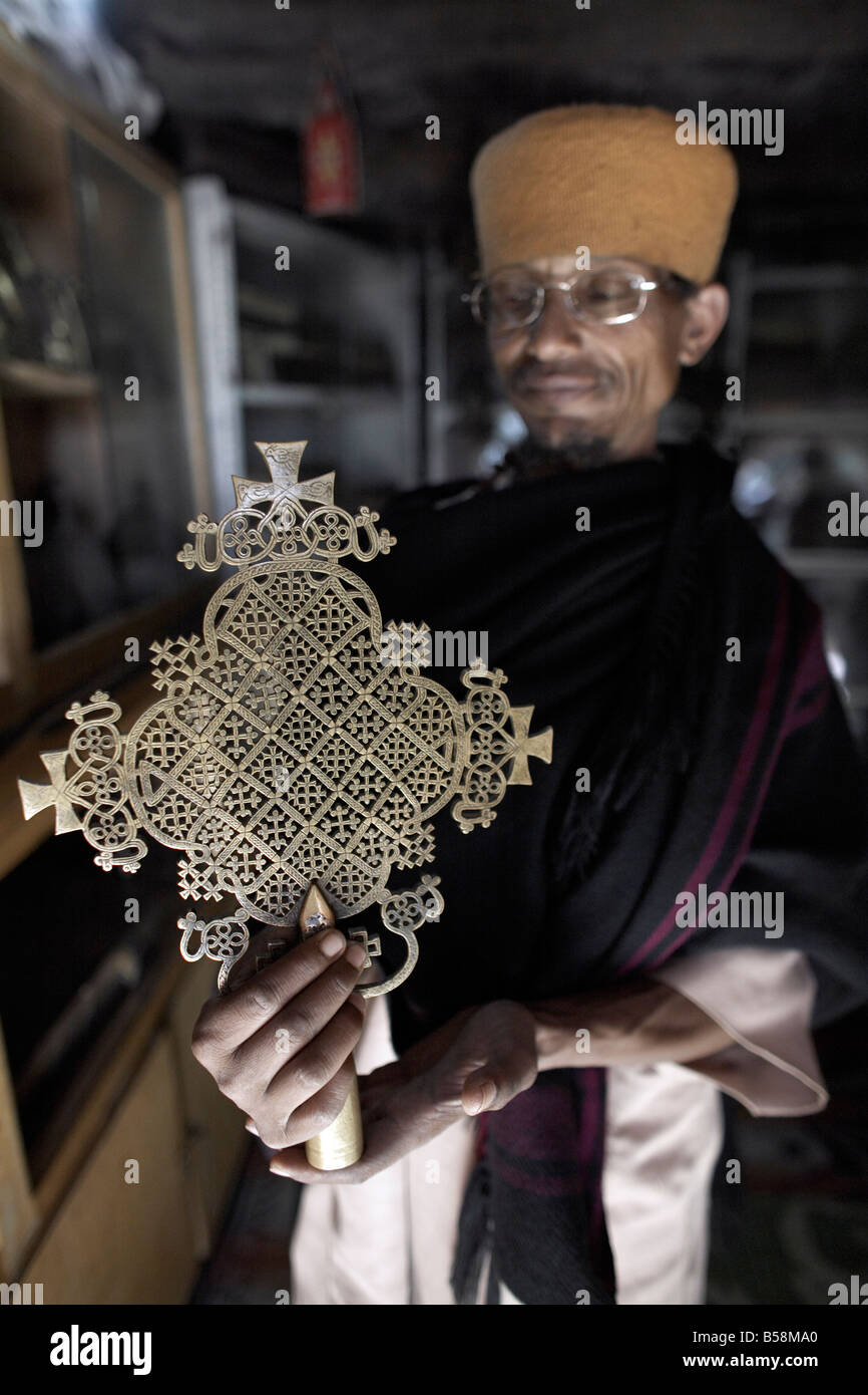 Ein Priester hält ein Kreuz in das Kloster der Kebran Gabriel, auf einer Insel im See Tana, Äthiopien, Afrika Stockfoto