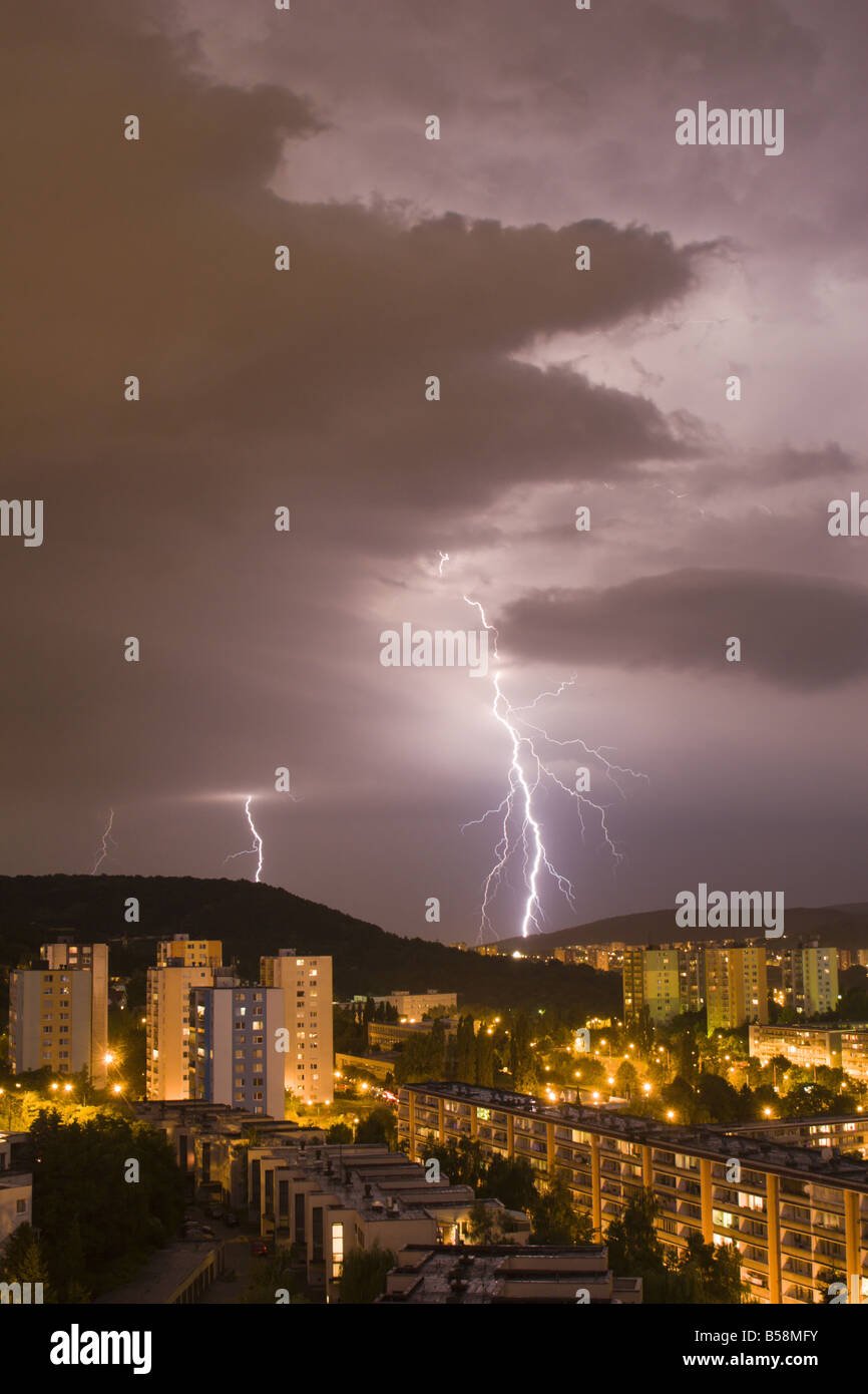 Sturm auf die Stadt bei Nacht Stockfoto